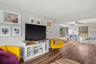 8710 W Hawthorne Ln, Franklin, WI 53132 - Photo 9