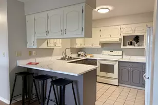 975 Manor Dr, Neenah, WI 54956 - Photo 7