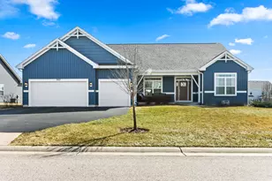 560 N Boulder Ridge Dr, Lake Geneva, WI 53147 - Photo 1