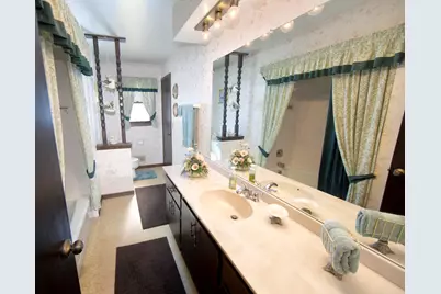 15175 W Kingsway Dr, New Berlin, WI 53151 - Photo 13