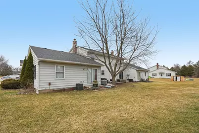 1384  Honeysuckle Rd, Hartford, WI 53027 - Photo 19