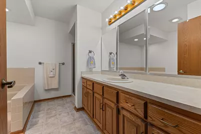 W179N9773  Riversbend Cir, Germantown, WI 53022 - Photo 21