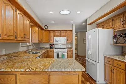 W179N9773  Riversbend Cir, Germantown, WI 53022 - Photo 15