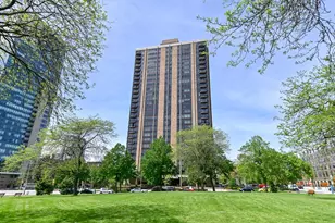 929 N Astor St, Milwaukee, WI 53202 - Photo 3