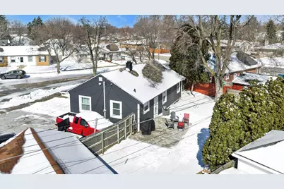 3211  Lakeview Cir, Racine, WI 53402 - Photo 5