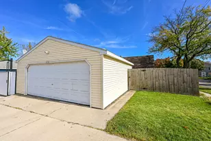 2877 S 46th St, Milwaukee, WI 53219 - Photo 39