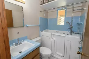 21401 W Woodland Dr, New Berlin, WI 53146 - Photo 23