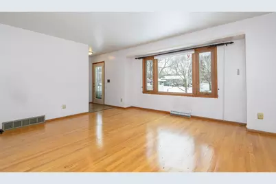 21401 W Woodland Dr, New Berlin, WI 53146 - Photo 5