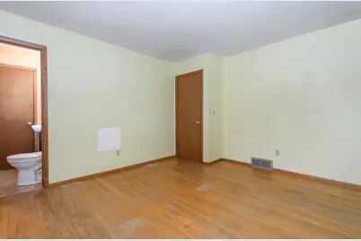 21401 W Woodland Dr, New Berlin, WI 53146 - Photo 19