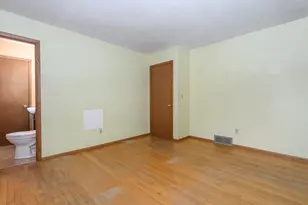 21401 W Woodland Dr, New Berlin, WI 53146 - Photo 19