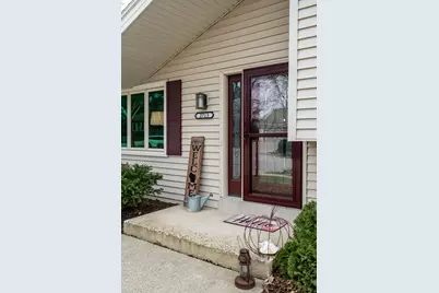 2713  Lancaster Dr, Waukesha, WI 53188 - Photo 3
