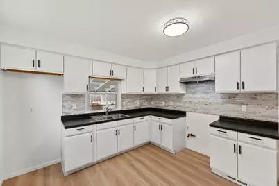 6726 W Silver Spring Dr, Milwaukee, WI 53218 - Photo 15