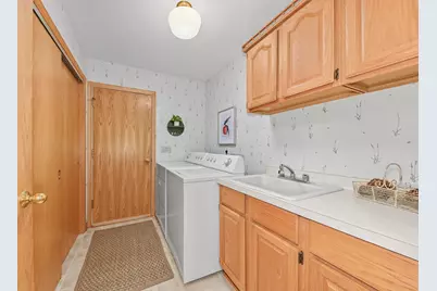 11625 W Sunset Ln, Greenfield, WI 53228 - Photo 23