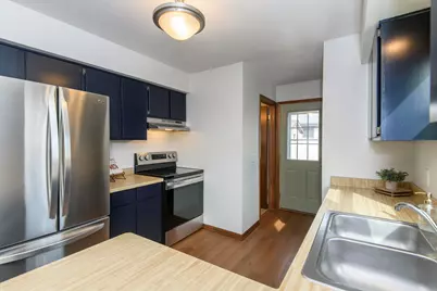 219  Willow Ct, Hartland, WI 53029 - Photo 3