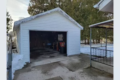 954 S 36th St, Manitowoc, WI 54220 - Photo 3