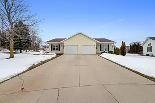 4530 Oaktree Ct, Manitowoc, WI 54220 - Photo 1