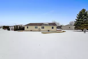 4530 Oaktree Ct, Manitowoc, WI 54220 - Photo 25