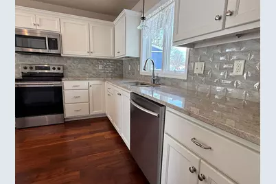 901  Hawthorne Ct, Manitowoc, WI 54220 - Photo 7