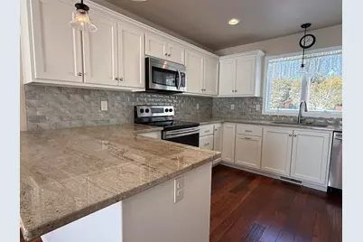 901  Hawthorne Ct, Manitowoc, WI 54220 - Photo 9