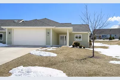 901  Hawthorne Ct, Manitowoc, WI 54220 - Photo 1