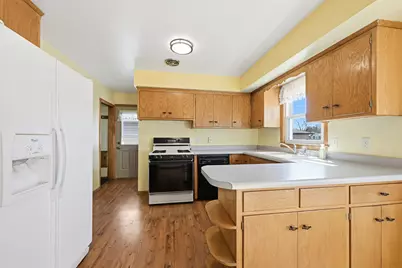 2417  Dombrowski Blvd, Racine, WI 53405 - Photo 9