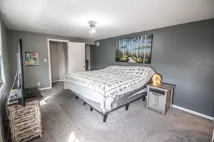 4915 W Colonial Ct, Greenfield, WI 53220 - Photo 9