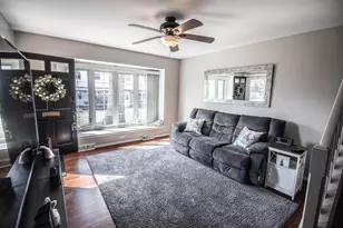 4915 W Colonial Ct, Greenfield, WI 53220 - Photo 3