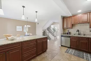 5270 Somerset Ln, Greenfield, WI 53221 - Photo 9