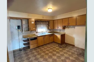 2221  Mayflower Ave, Sheboygan, WI 53083 - Photo 9