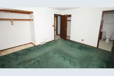 8645 S Riverton Rd, Oak Creek, WI 53154 - Photo 9