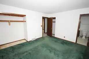 8645 S Riverton Rd, Oak Creek, WI 53154 - Photo 9