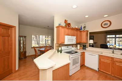 5347 S Butterfield Way, Greenfield, WI 53221 - Photo 9