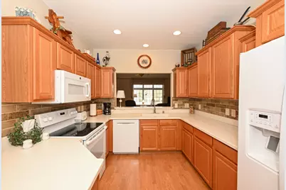 5347 S Butterfield Way, Greenfield, WI 53221 - Photo 7