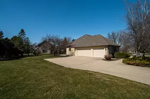 W150N10257 Windsong Circle, Germantown, WI 53022 - Photo 35