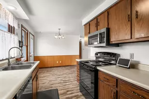 1736 Knoll Crest Dr, Sheboygan, WI 53081 - Photo 11