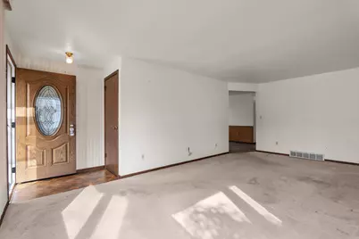 1736  Knoll Crest Dr, Sheboygan, WI 53081 - Photo 5