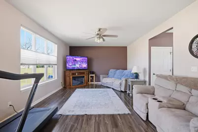 717  Chadwick Dr, Watertown, WI 53094 - Photo 5