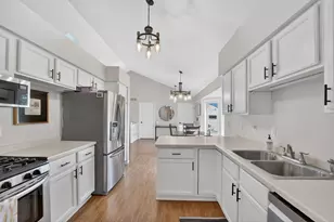 W199N17111 Ridgeway Dr, Jackson, WI 53037 - Photo 3