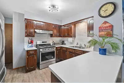 9826 W Menomonee Park Ct, Milwaukee, WI 53225 - Photo 11