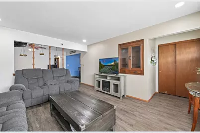 9826 W Menomonee Park Ct, Milwaukee, WI 53225 - Photo 5