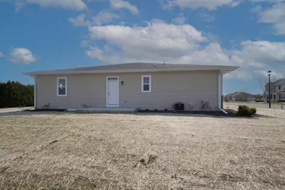 613  Hunter Oaks Blvd, Watertown, WI 53094 - Photo 5