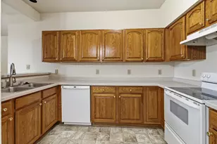 4754 W Maple Leaf Cir, Greenfield, WI 53220 - Photo 11