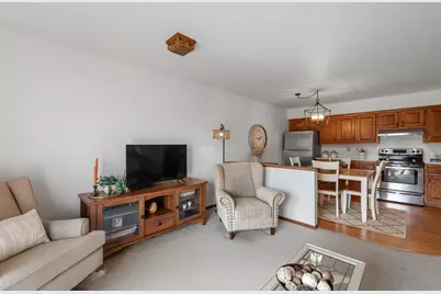 6461 S Crabapple Ct #2, Oak Creek, WI 53154 - Photo 9