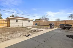 2424 24th St, Kenosha, WI 53140 - Photo 35