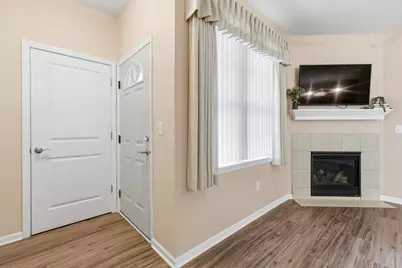 W197N16894  Stonewall Dr, Jackson, WI 53037 - Photo 9