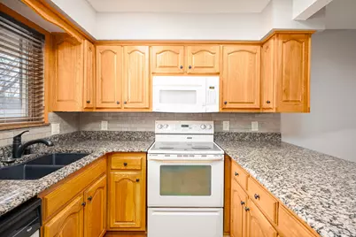 9508 W Maple Ct #01, West Allis, WI 53214 - Photo 5