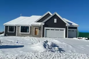 W251N2437 Valleyview Cir, Pewaukee, WI 53072 - Photo 1