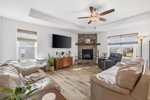 625 Mary Way, Slinger, WI 53086 - Photo 9