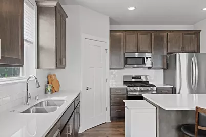 W218N16022  Tiger Lily Dr, Jackson, WI 53037 - Photo 7