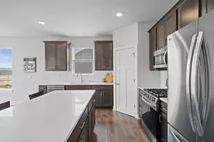 W218N16022 Tiger Lily Dr, Jackson, WI 53037 - Photo 9